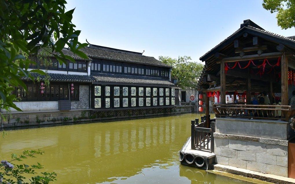春节临近消费市场很红火